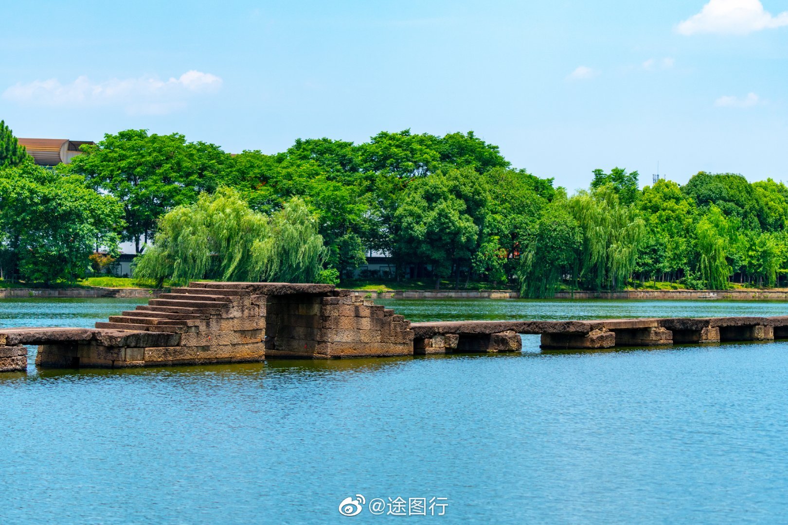 在绍兴柯桥,保存着一段完整的古纤道