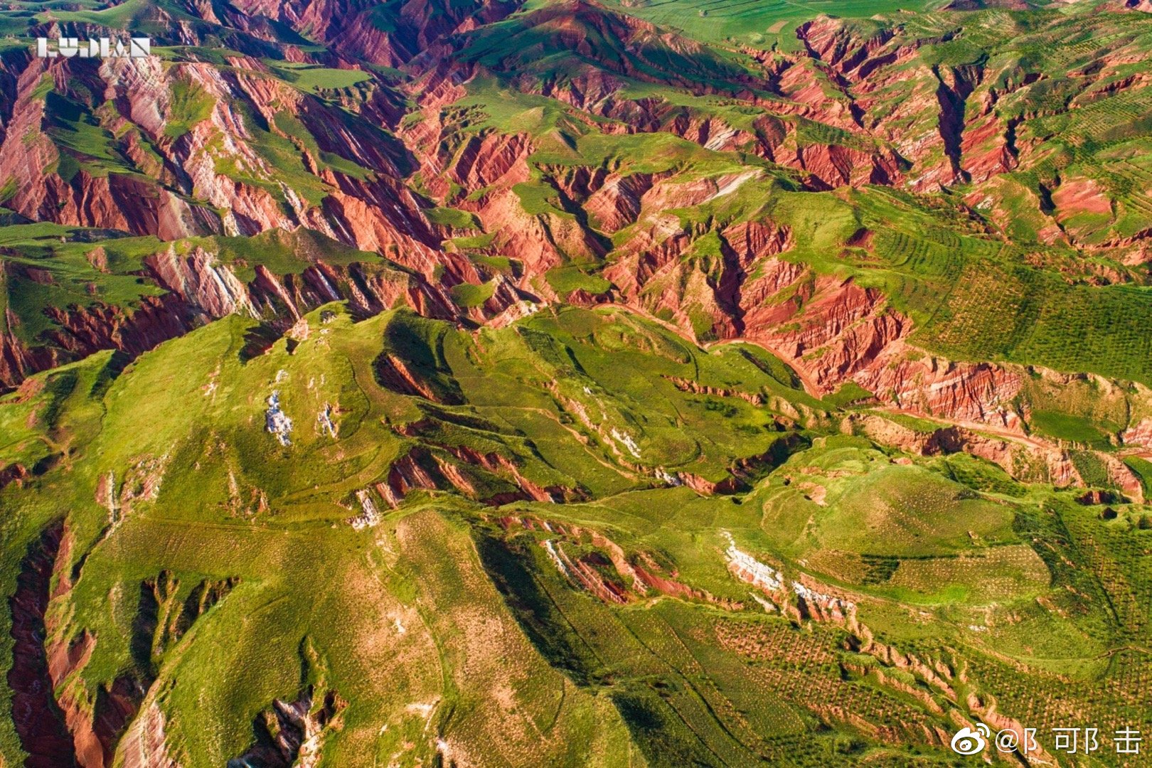 宁夏须弥山石窟前的丹霞地貌