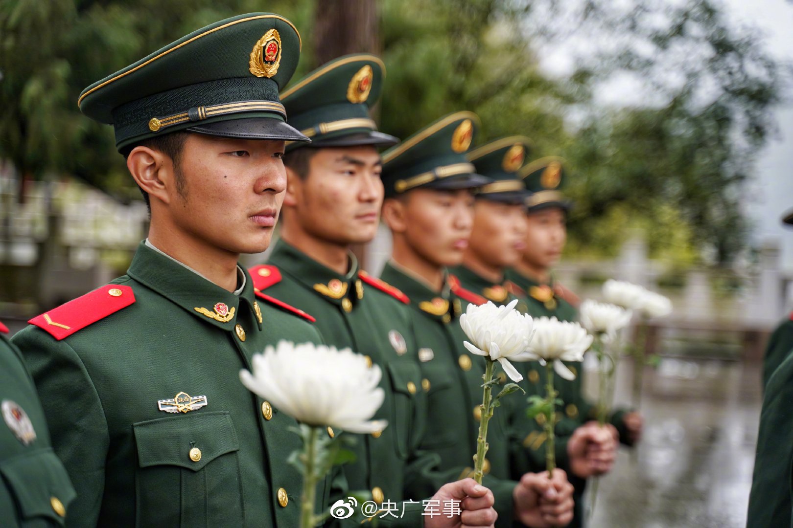 武警官兵雨中祭奠英烈_高清图集_新浪网