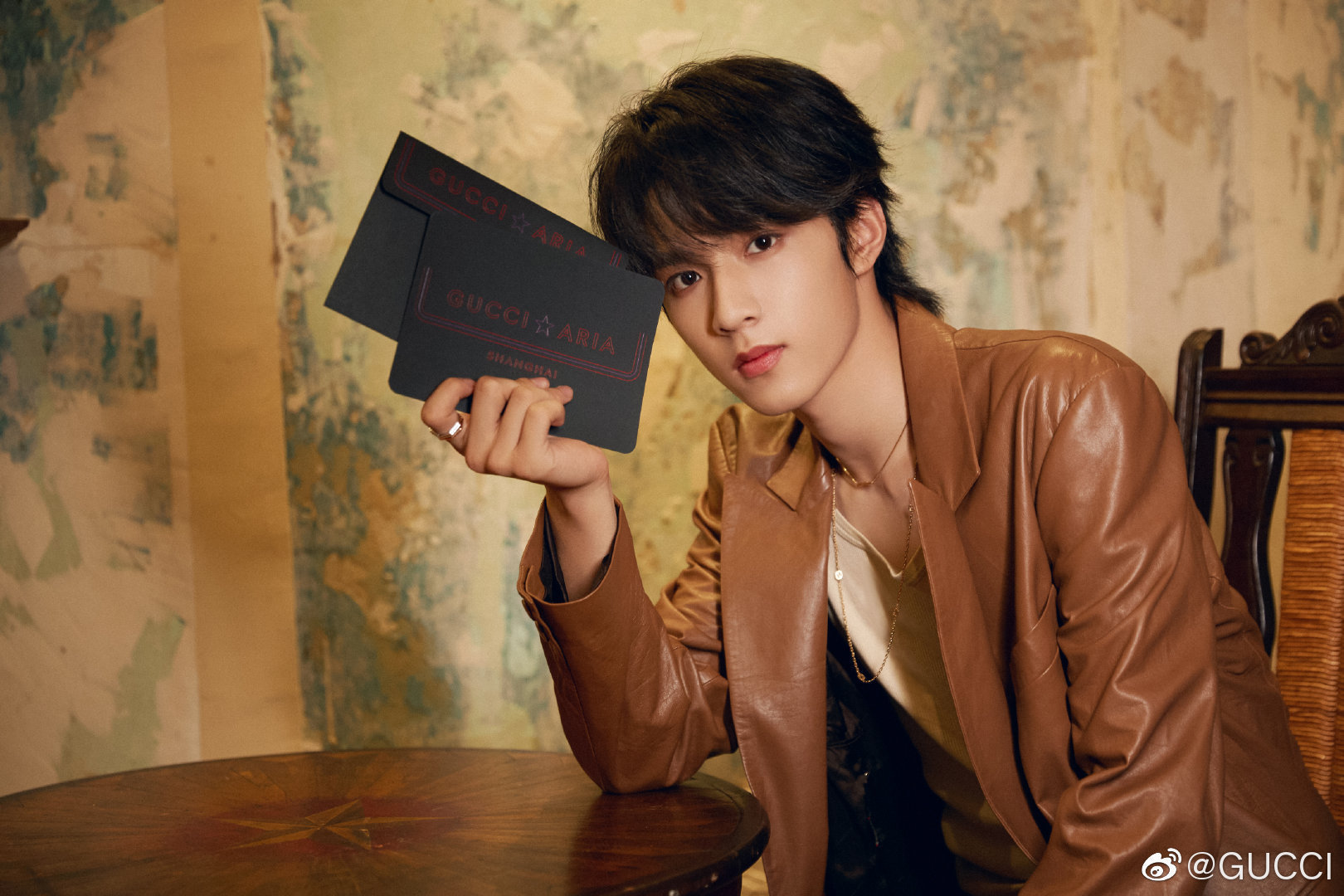 刘耀文gucci活动造型 身穿卡其色皮衣 狼尾造型,太酷了吧!