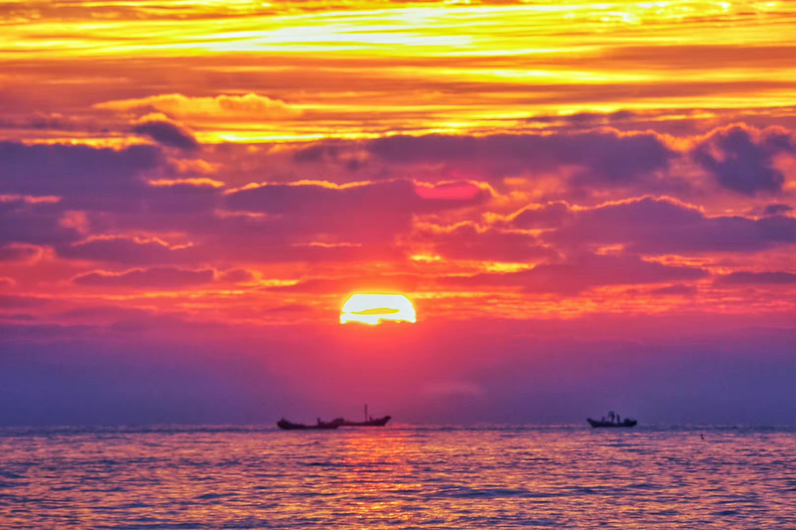 10月14日清晨,山东日照迎来超美日出