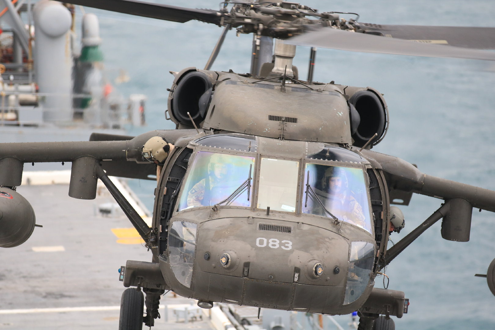 第101航空团ah-64e阿帕奇降落在"刘易斯b.