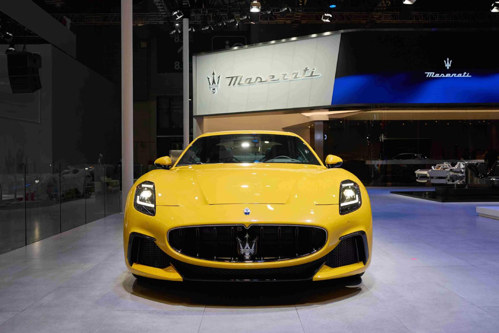 奢华无界超能启航上海市市长龚正亲临上海国际车展玛莎拉蒂展台