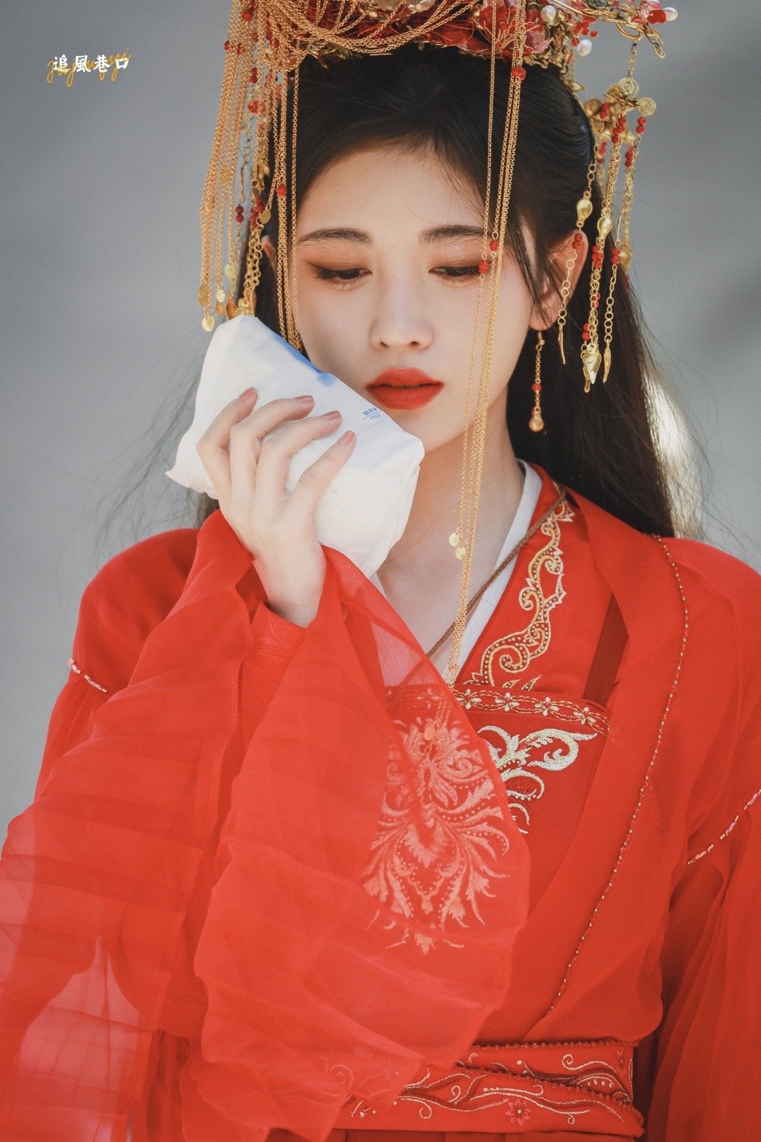 鞠婧祎花戎红衣路透图合集 分享一些美女和猫咪的美图