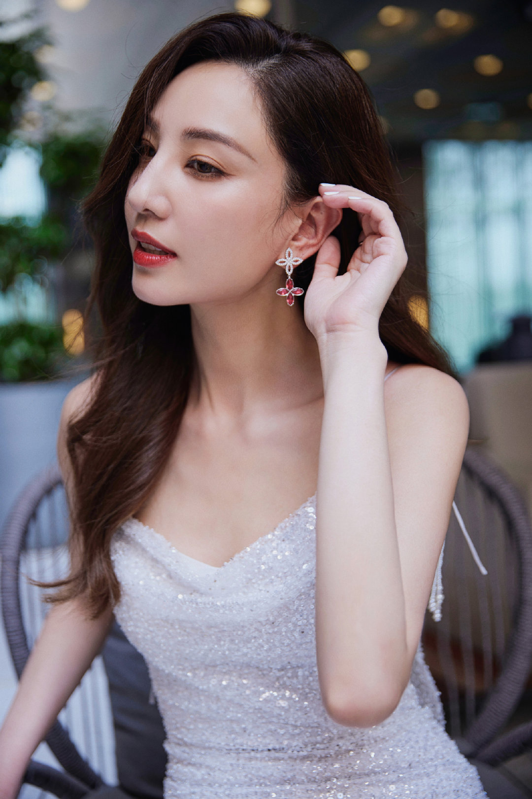 郑希怡礼裙写真上线 亮片簇拥下肤白胜雪光华四溢|光华|郑希怡|亮片