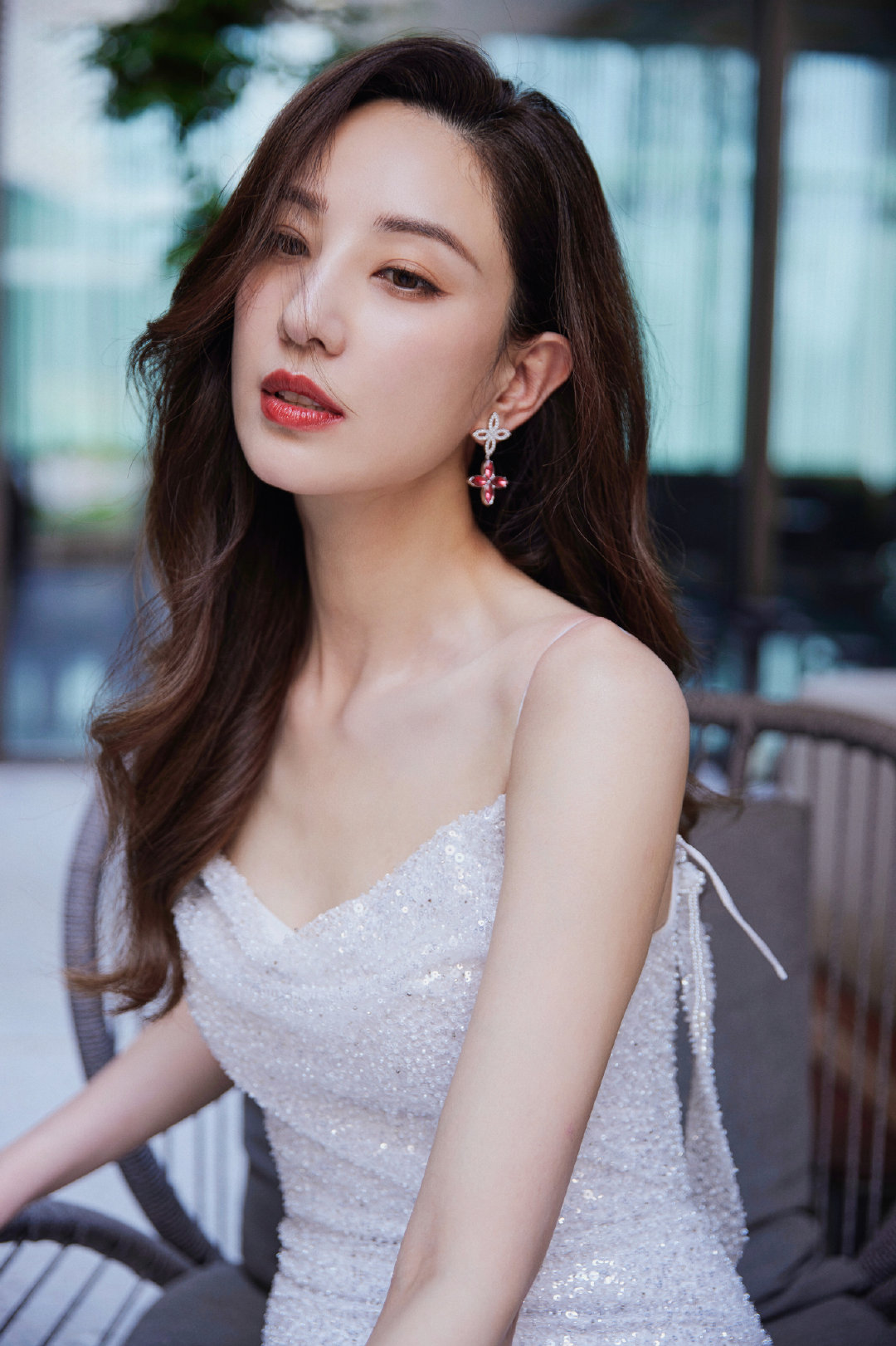 郑希怡礼裙写真上线 亮片簇拥下肤白胜雪光华四溢|光华|郑希怡|亮片