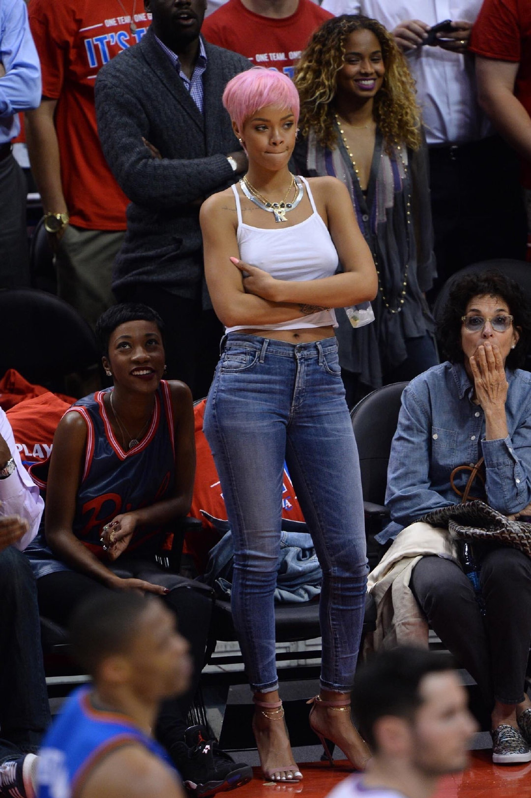 一条美丽的风景线,蕾哈娜的nba场边造型