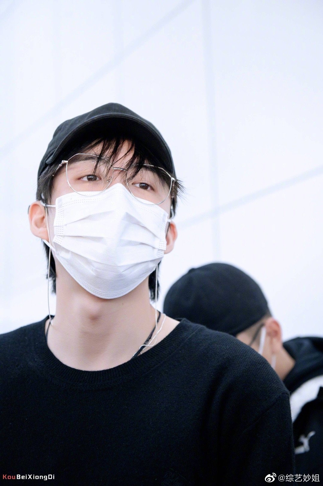 刘宇宁珠海机场饭拍7615 黑色棒球帽 银丝眼镜 手控福利