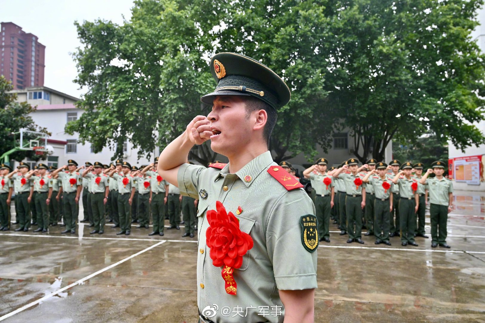 泪别退役老兵亲吻武警部队旗