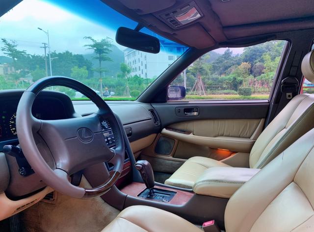 清晨遇到"25岁"的凌志ls400,95年上牌,如今车主发已白