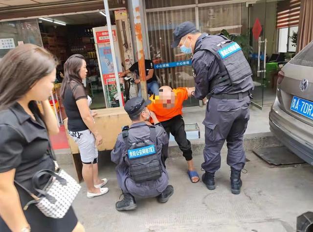 一个踉跄老人摔倒，无人敢上前搀扶，网格民警暖心帮助休闲区蓝鸢梦想 - Www.slyday.coM