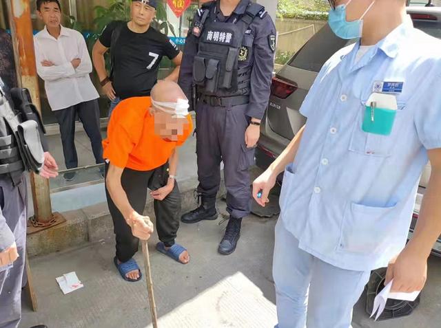 一个踉跄老人摔倒，无人敢上前搀扶，网格民警暖心帮助休闲区蓝鸢梦想 - Www.slyday.coM