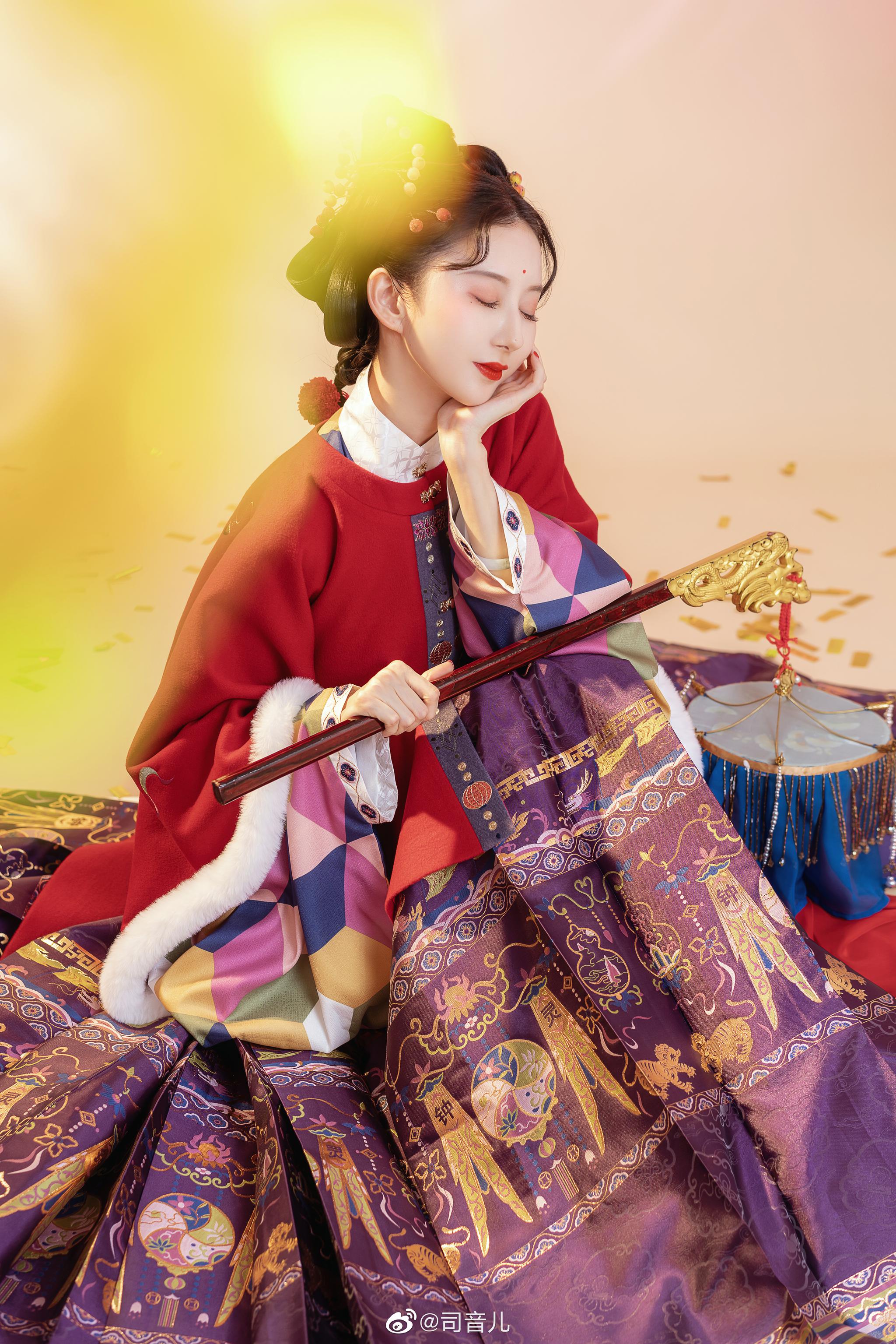 「 巧裁幡胜试新罗,画彩描金作闹蛾|新罗|袄子|艾虎_新浪新闻