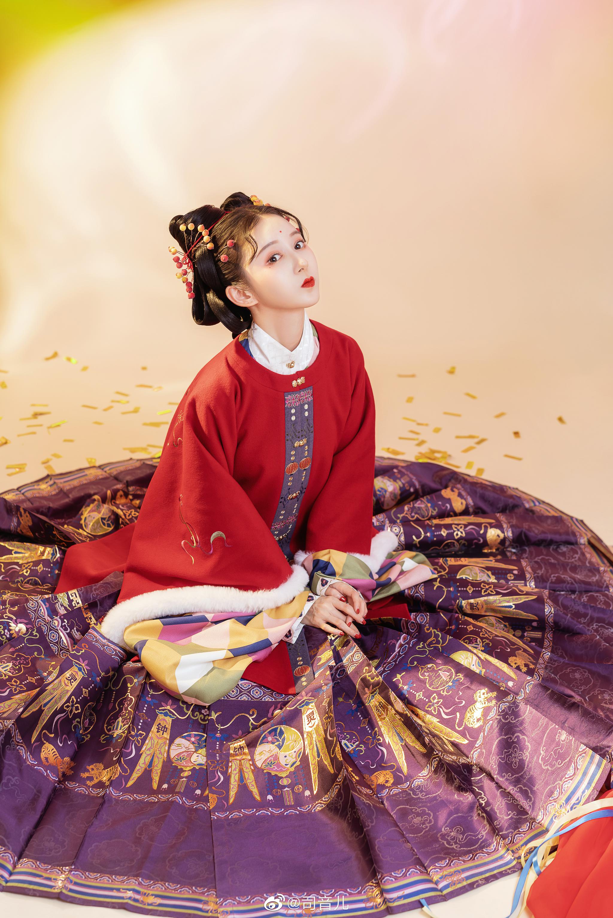 巧裁幡胜试新罗画彩描金作闹蛾