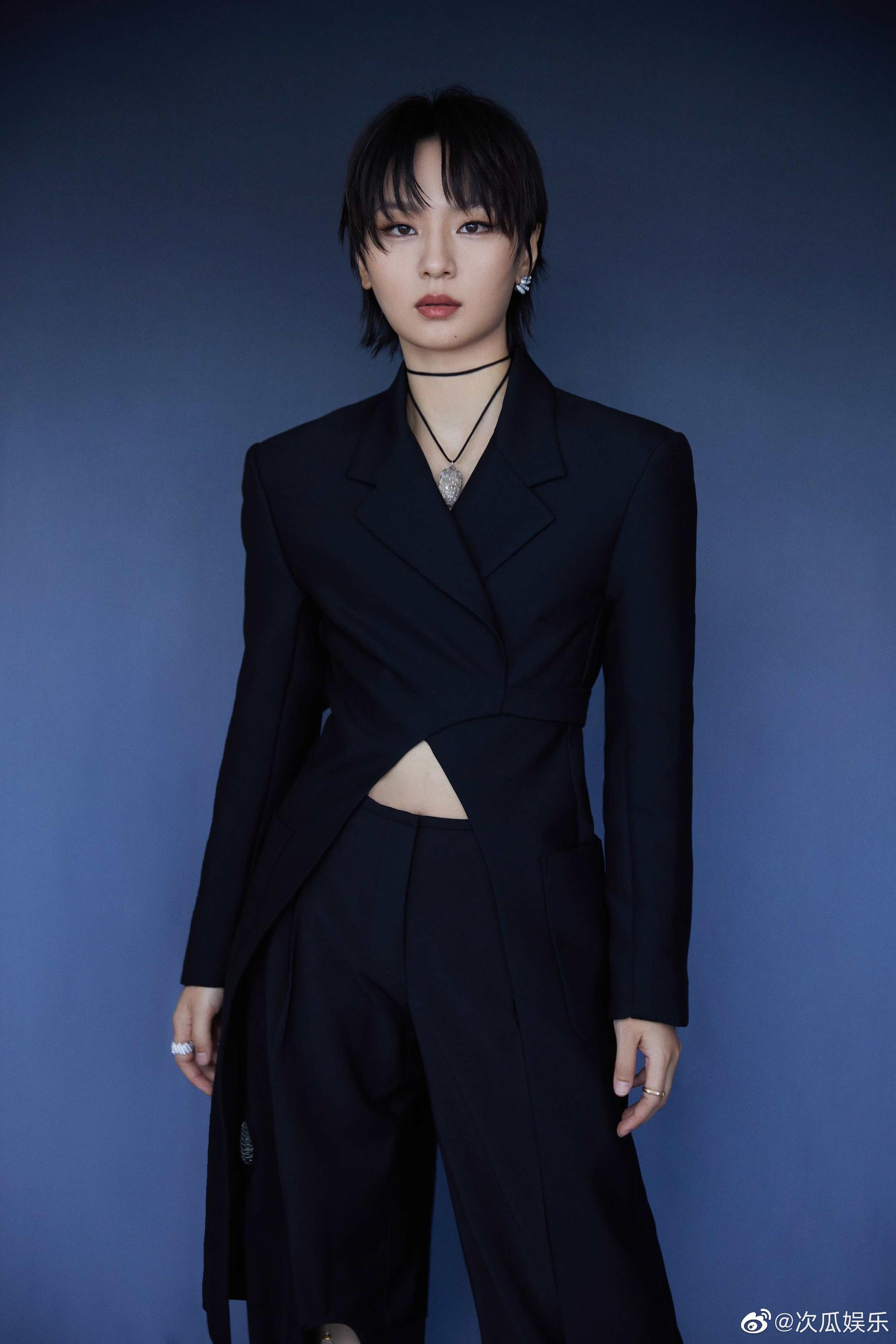 今天上海活动看了周笔畅破洞露脐装后