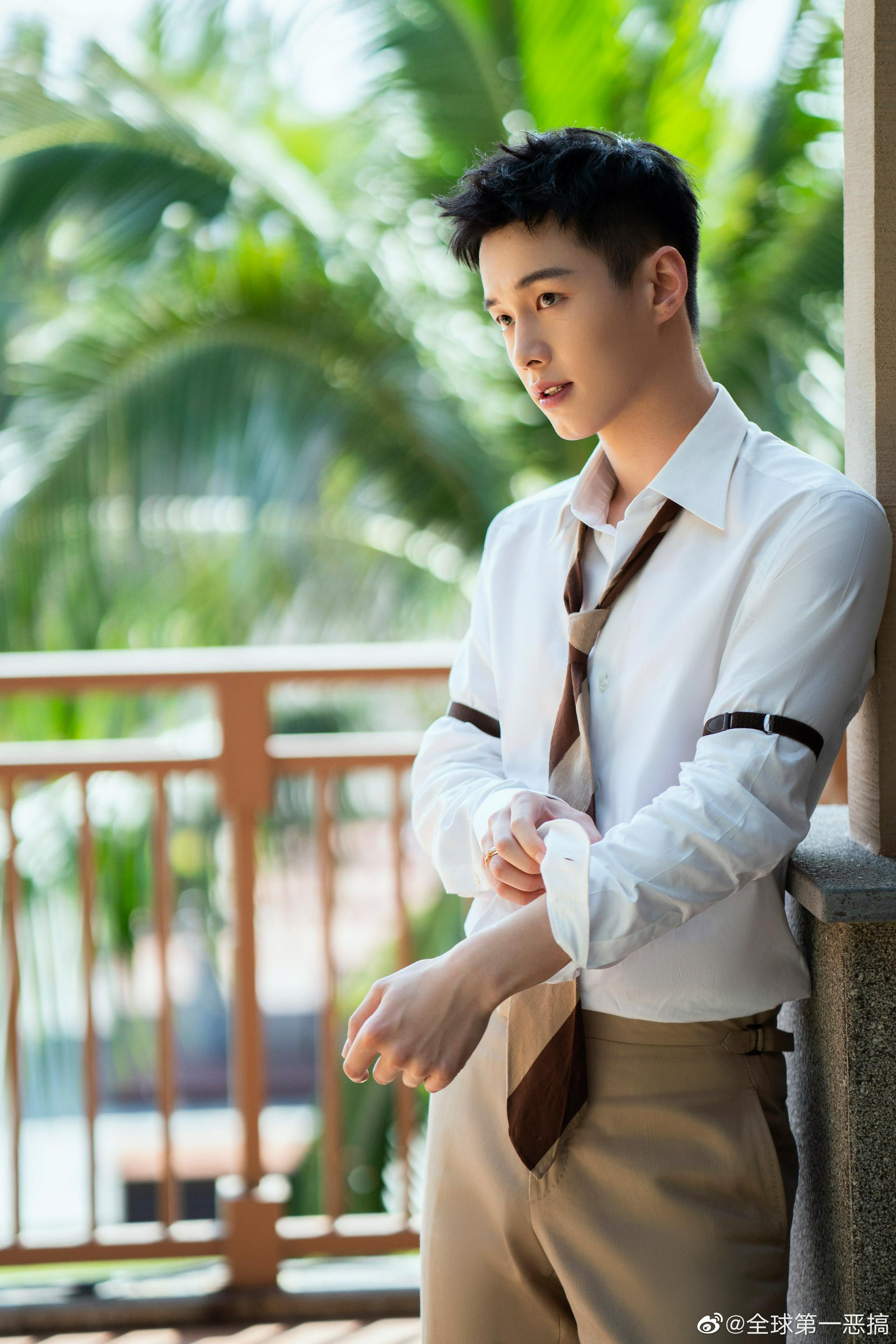 首次亮相qg盛典的新面孔何与带着篮球出场阳光少年感十足