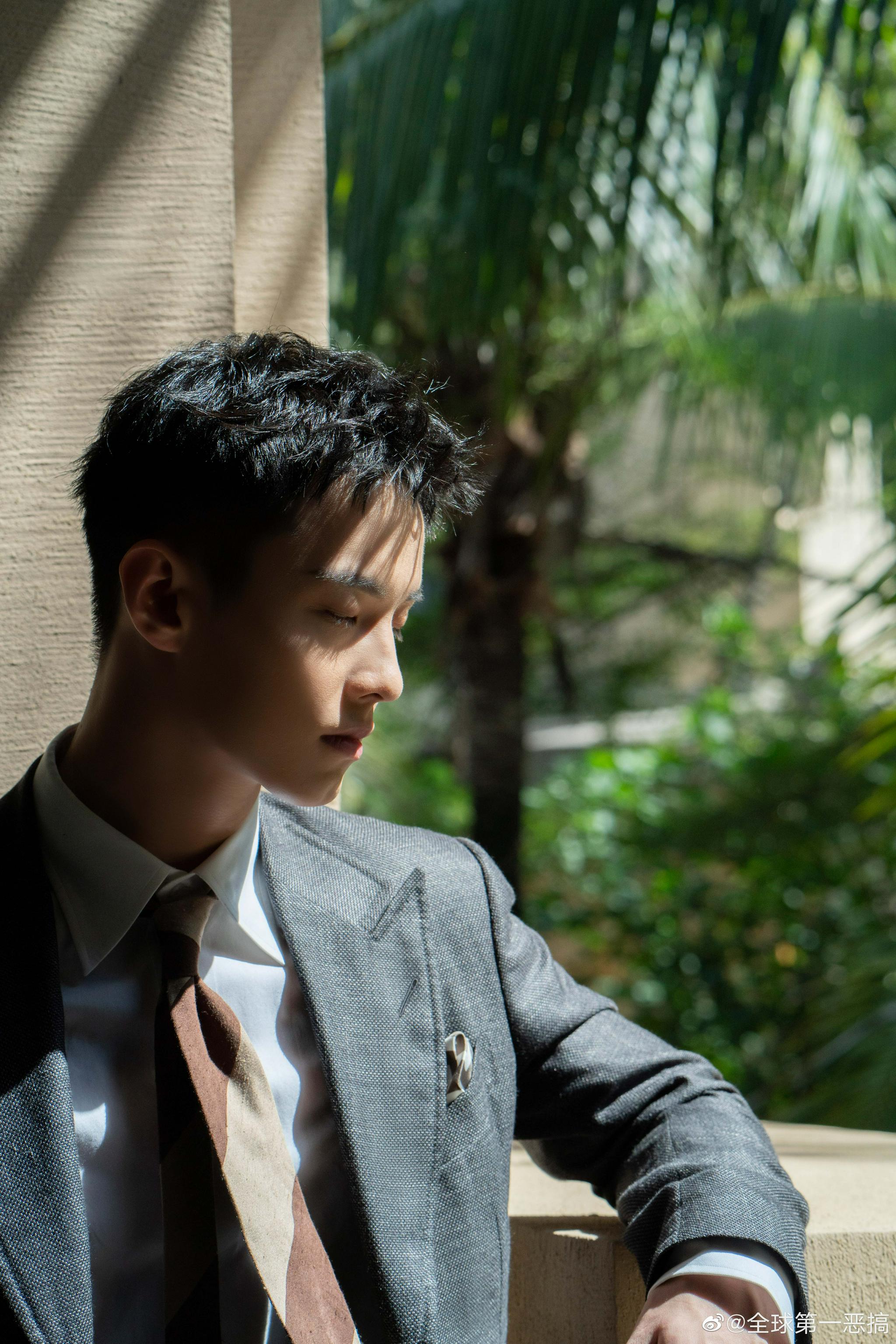 首次亮相qg盛典的新面孔何与带着篮球出场阳光少年感十足