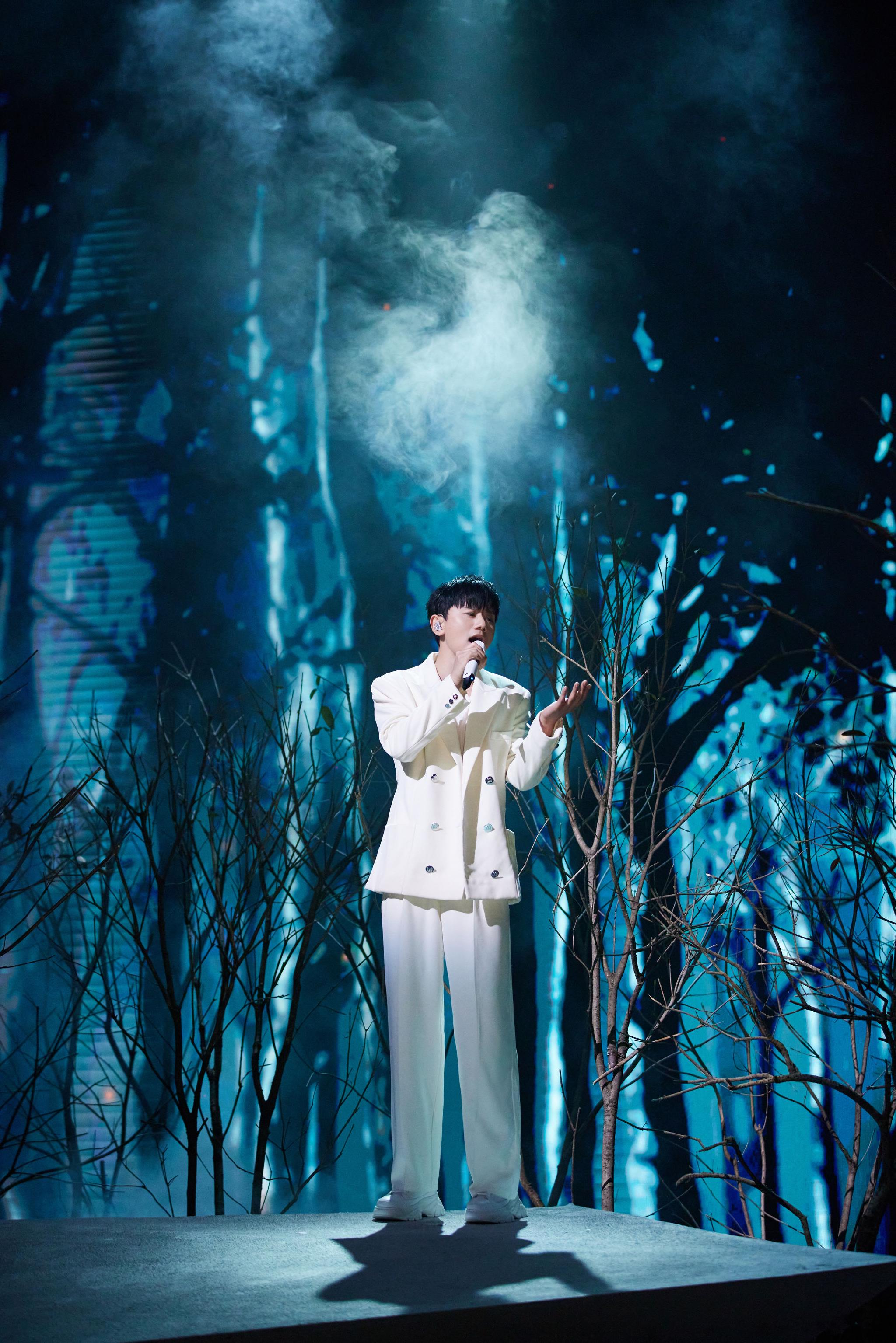 张杰 一袭白衣翩翩静伫在漫天飞雪与花瓣飘零之中,将曲折爱意唱尽将 