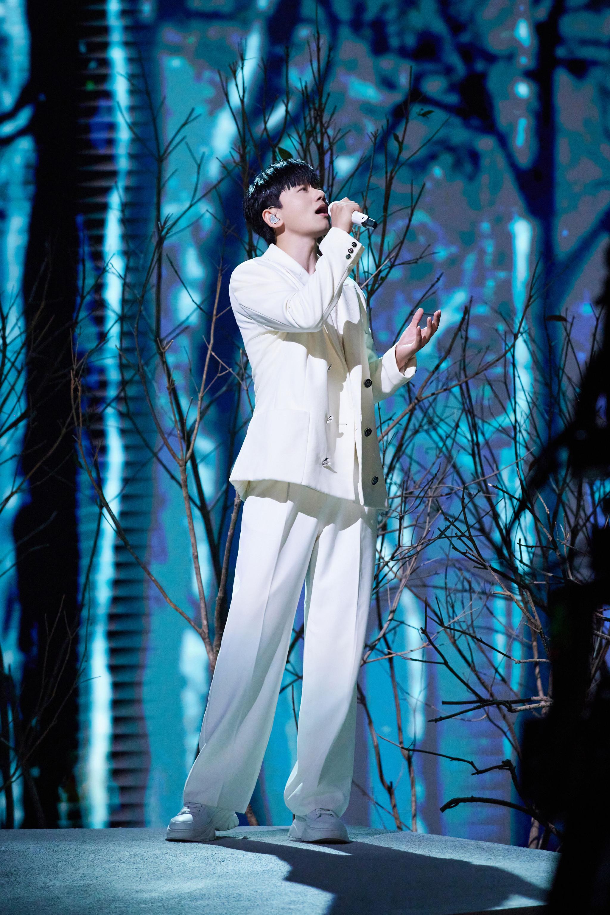 张杰 一袭白衣翩翩静伫在漫天飞雪与花瓣飘零之中,将曲折爱意唱尽将 