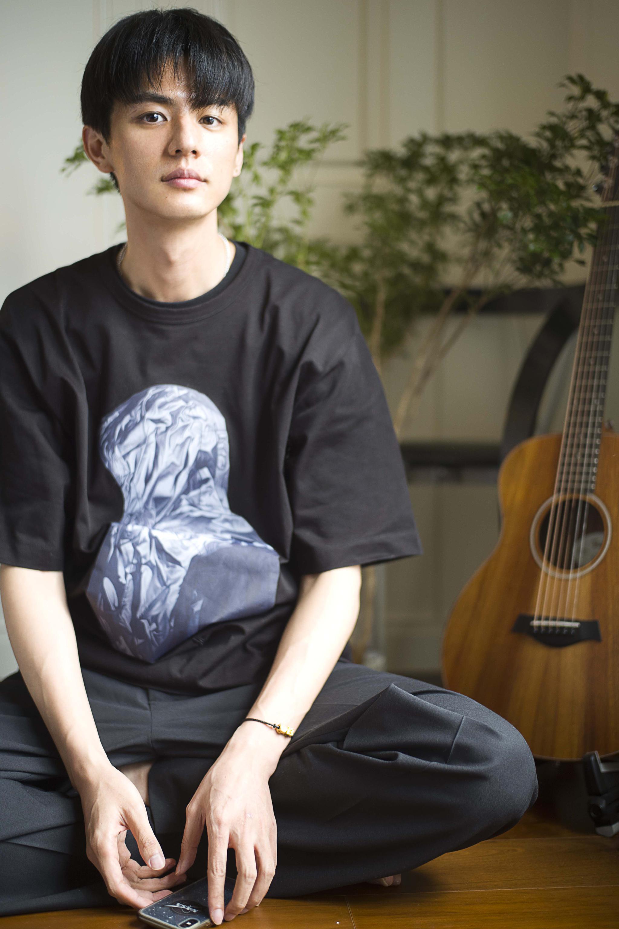 刘畅 新发的春日写真帅气明朗,身穿简约黑色短t,眼神明亮坚定