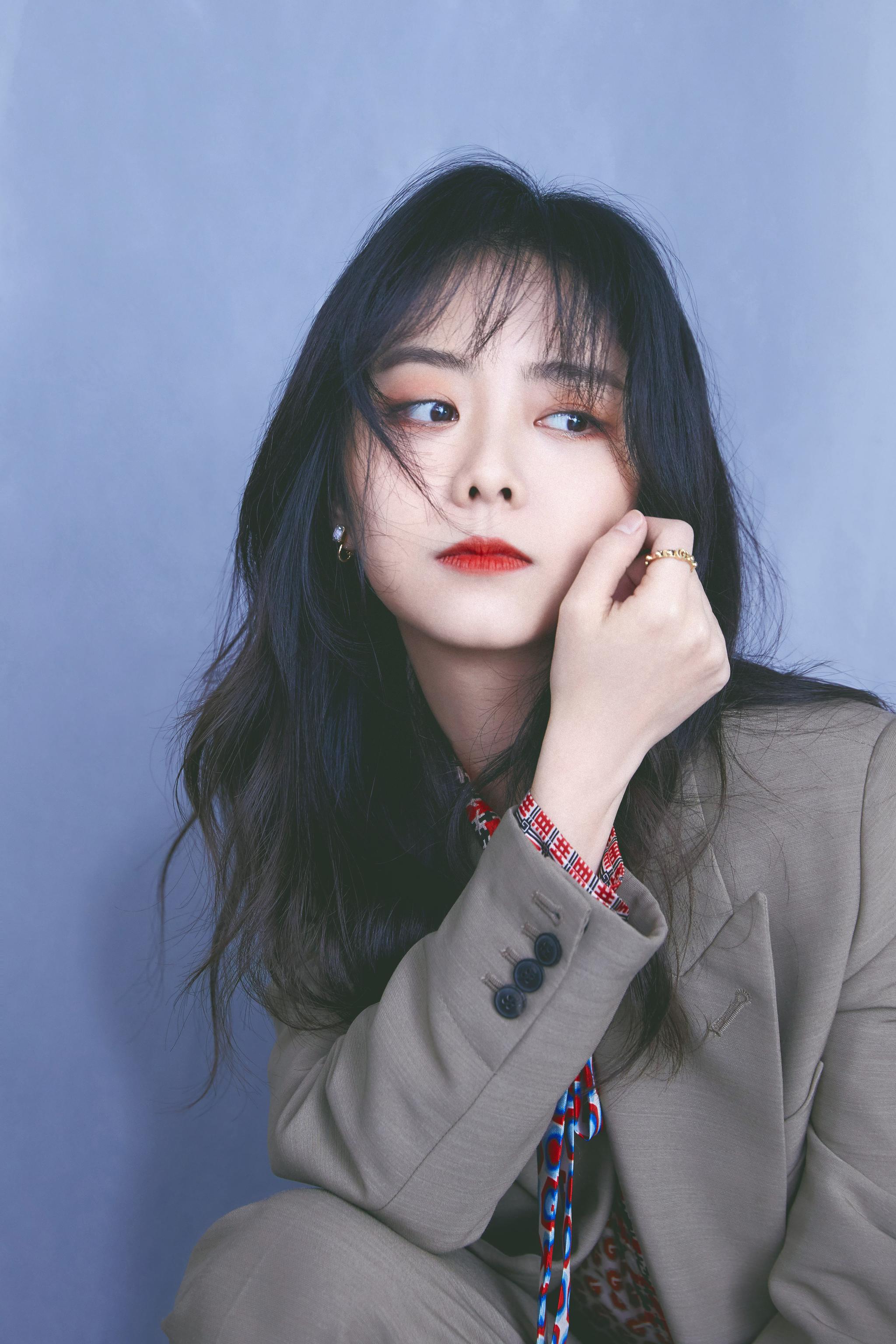 今晚@谭松韵seven 将身穿ami西装套装搭配@gucci