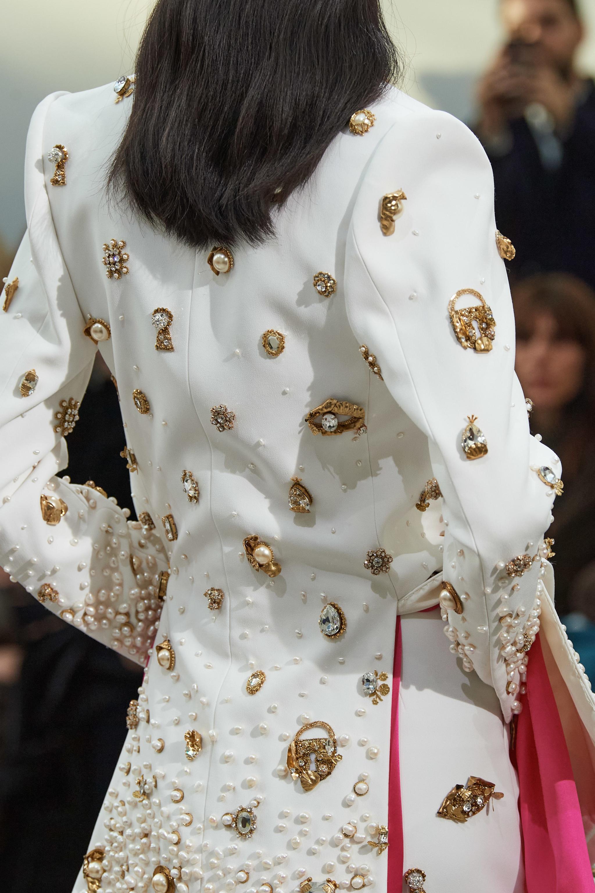 schiaparelli 2020ss 超现实主义的面饰,点缀在细节间的配饰