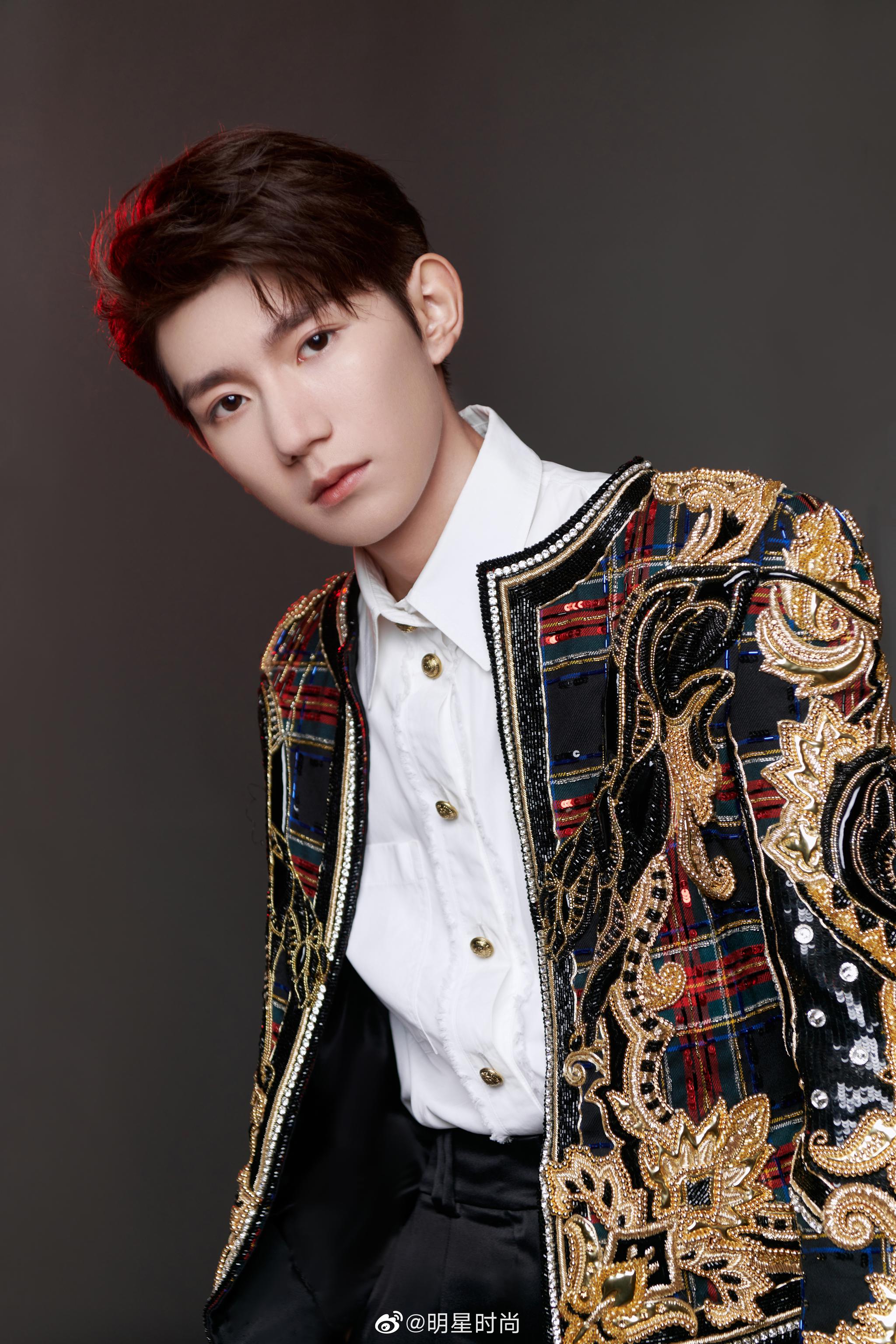 王源最新造型,他身着复古刺绣夹克,巴洛克风金属刺绣精致率性