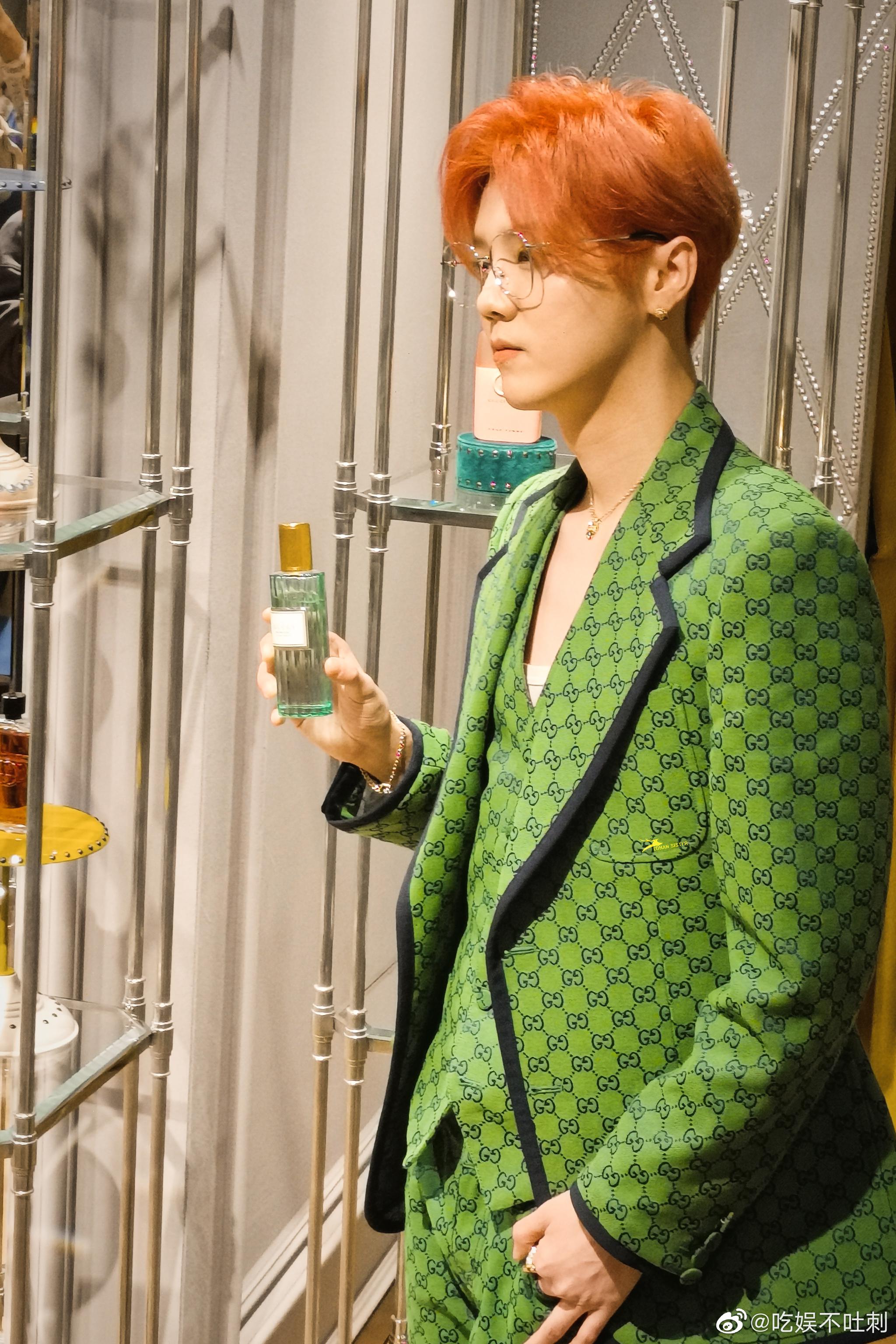 今日鹿晗参加品牌活动,一身绿色西装搭配橘色头发,状态看起来不错