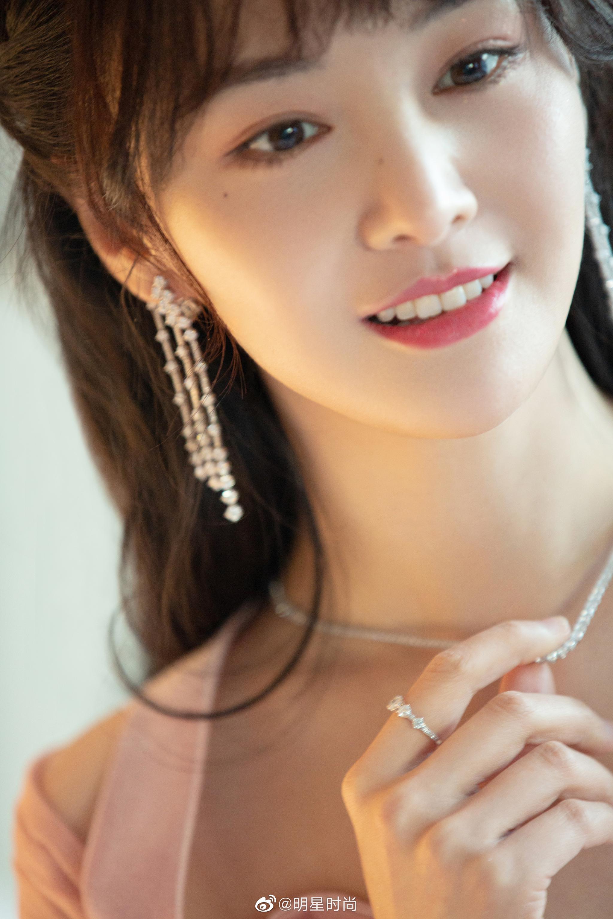 郑爽今日份的红毯造型她身着一抹淡粉色纱裙搭配卷发亮相