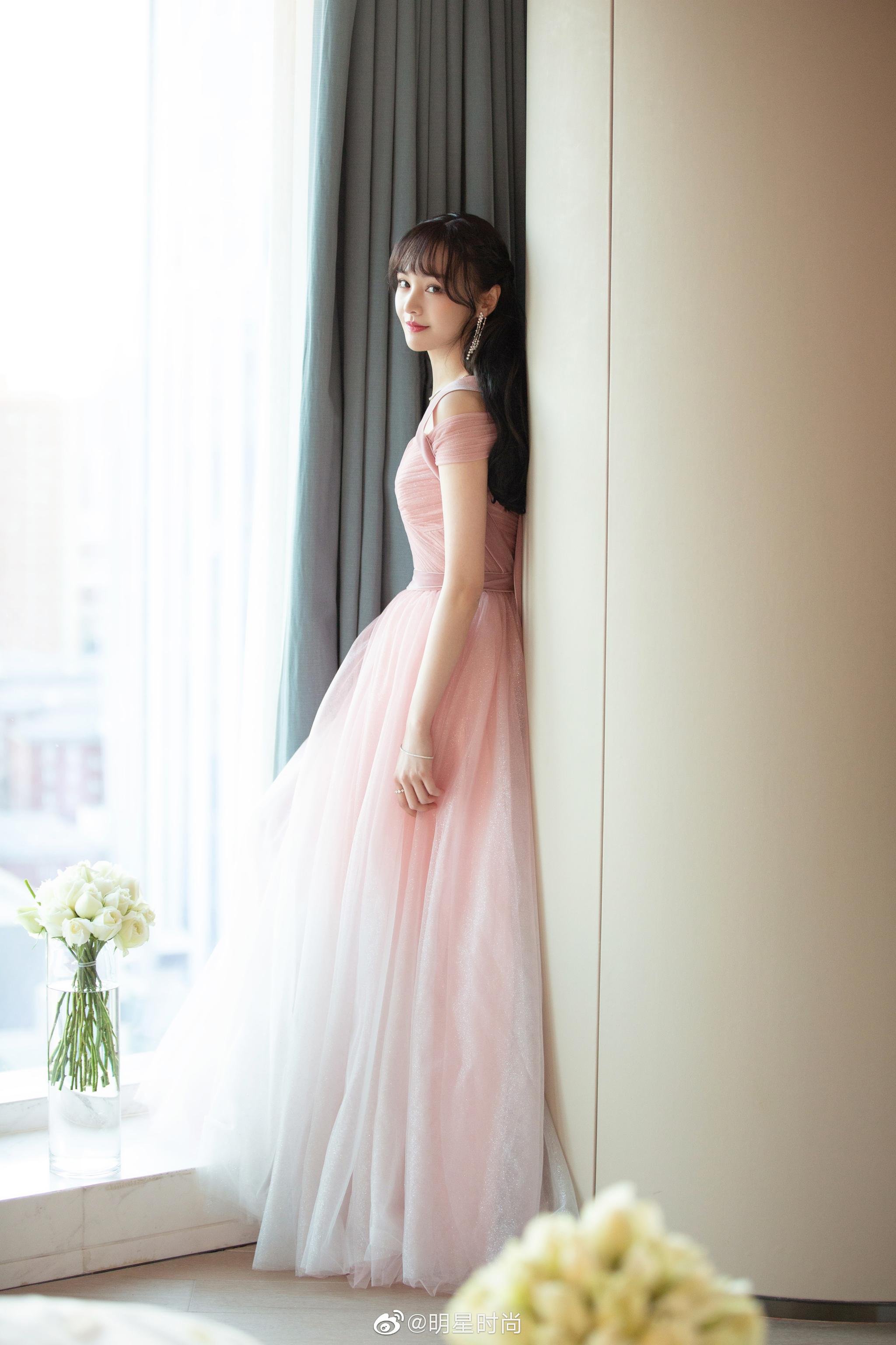 郑爽今日份的红毯造型她身着一抹淡粉色纱裙搭配卷发亮相
