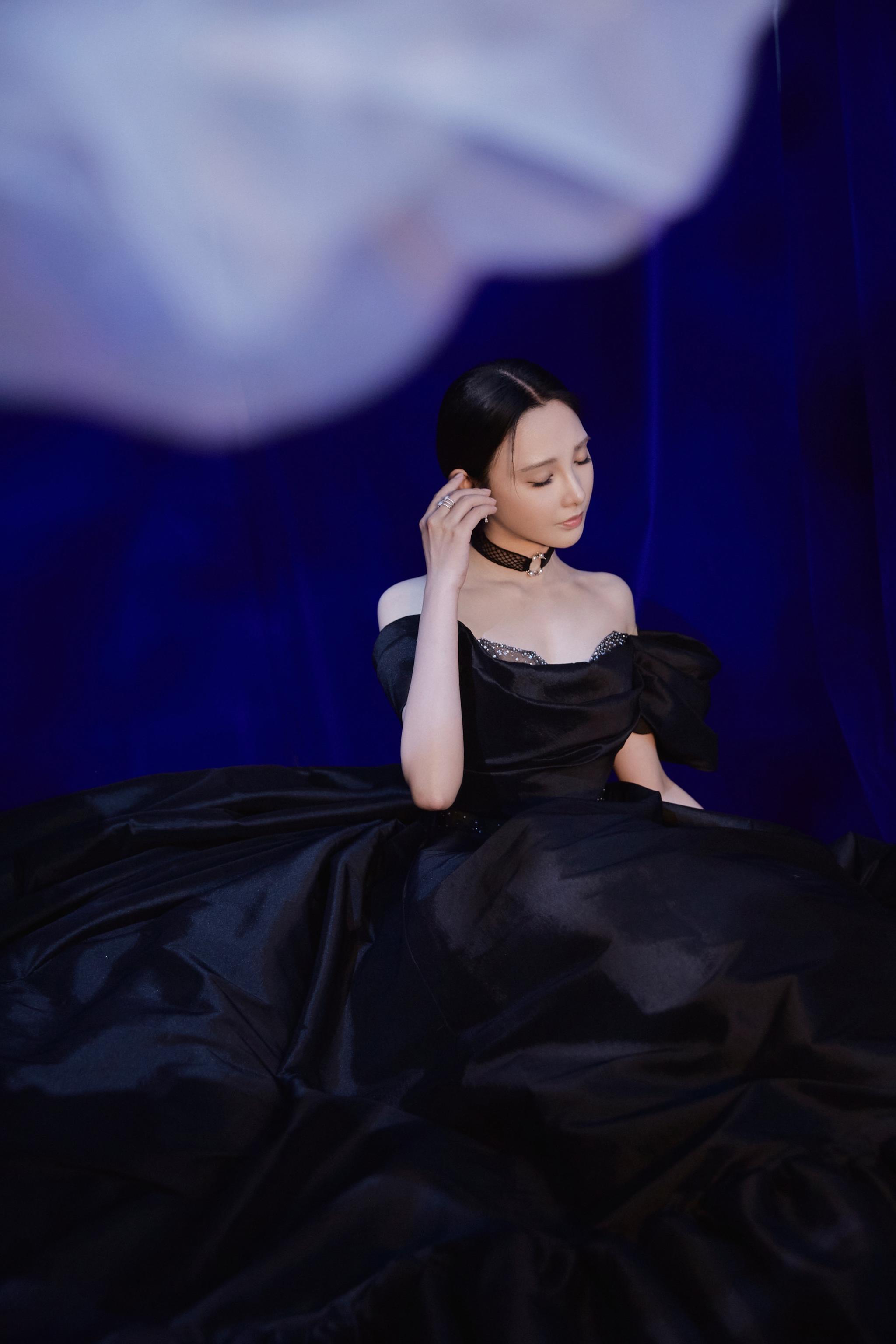 镂空的设计点缀闪烁的亮片…………|礼服|彭小苒_新浪新闻