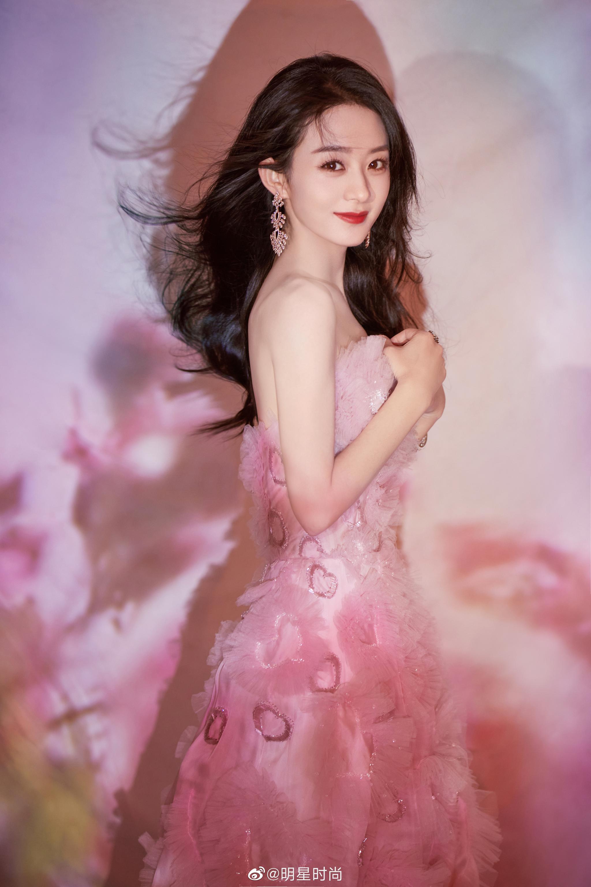 赵丽颖今日份的造型她身穿粉色薄纱长裙披肩长发