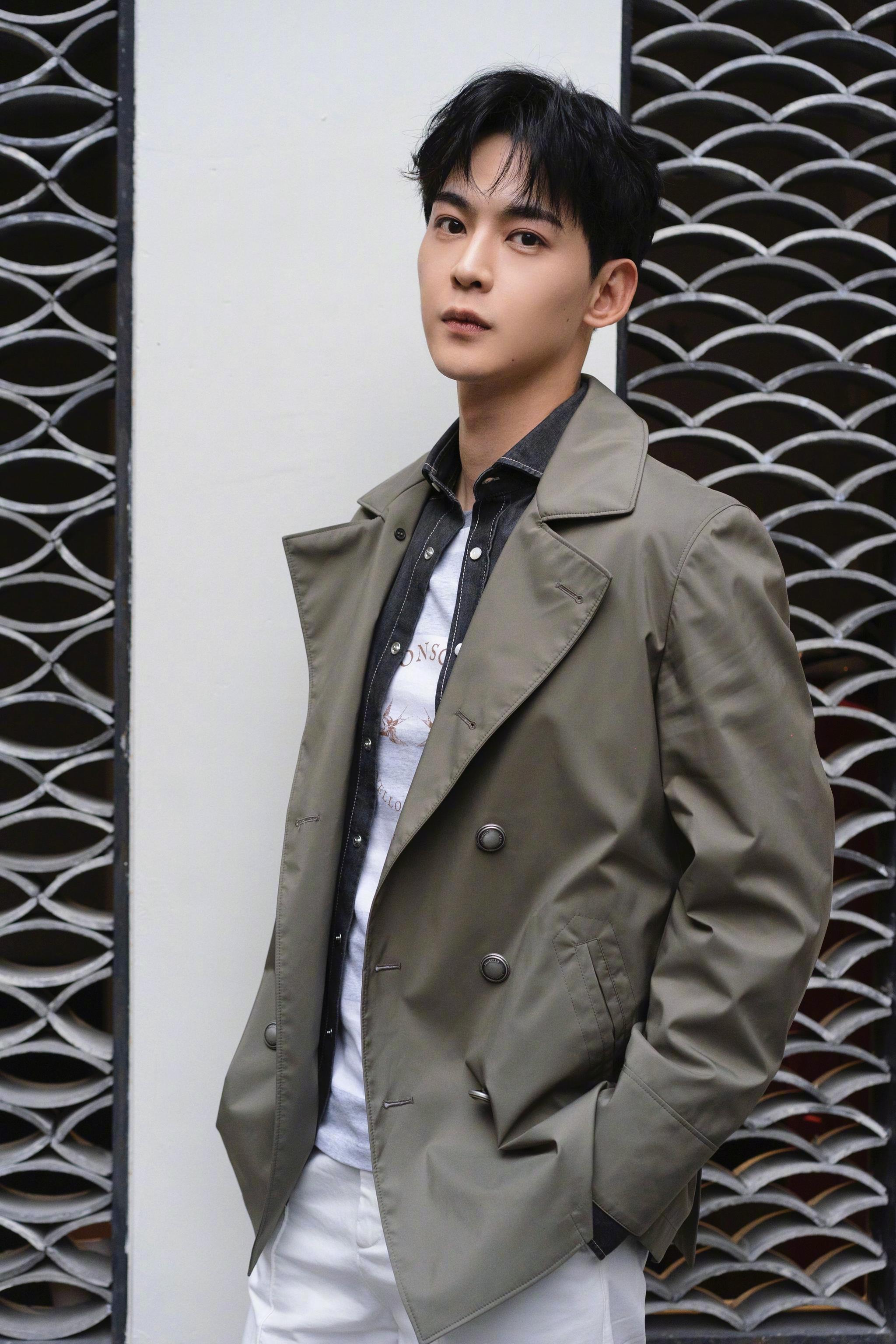 腿长颜正手好看下颌线分明还有性感的喉结的男生