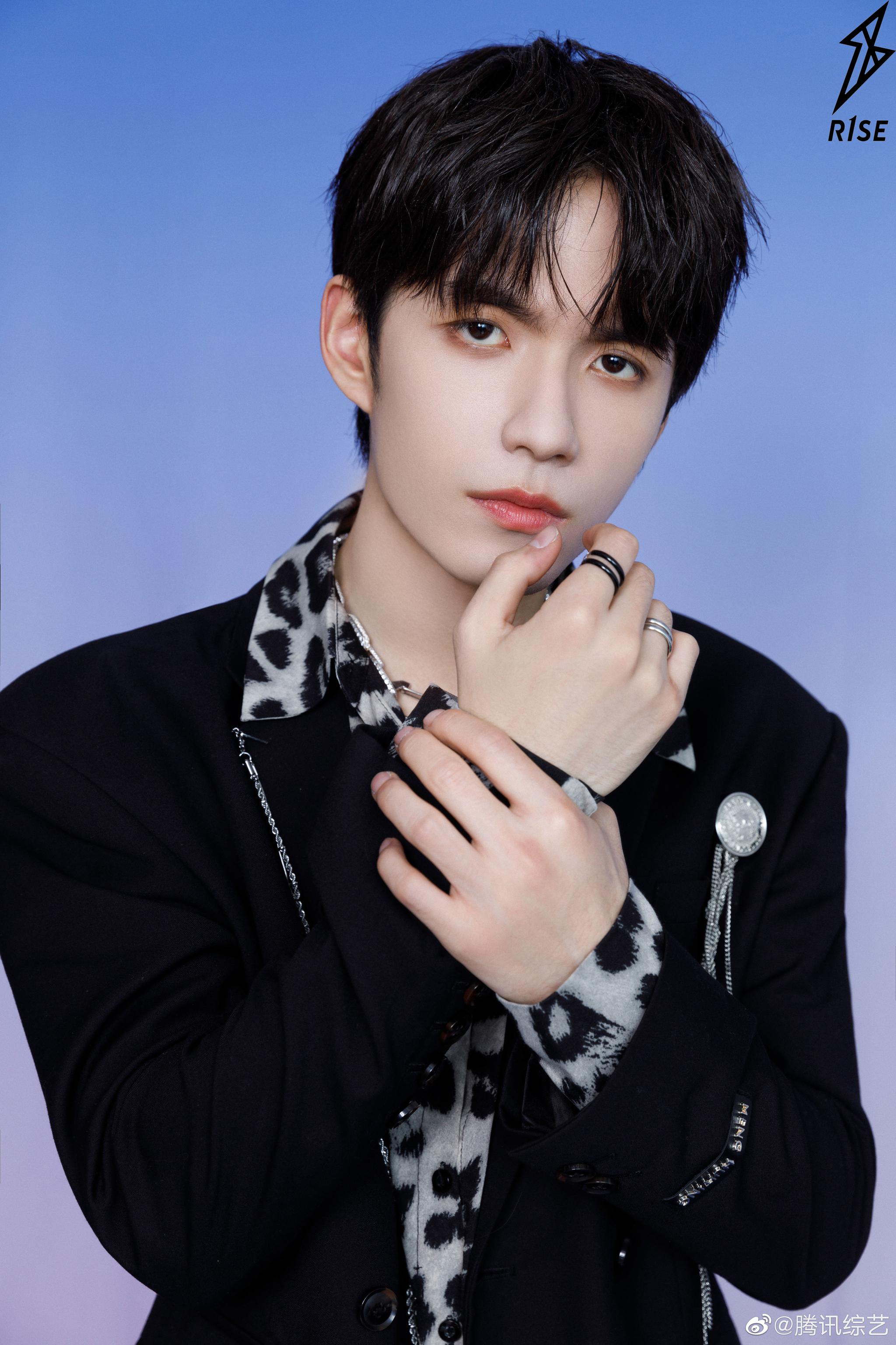 豹纹衬衫搭黑色西装……|r1se-张颜齐|张颜齐|黑色西装_新浪新闻