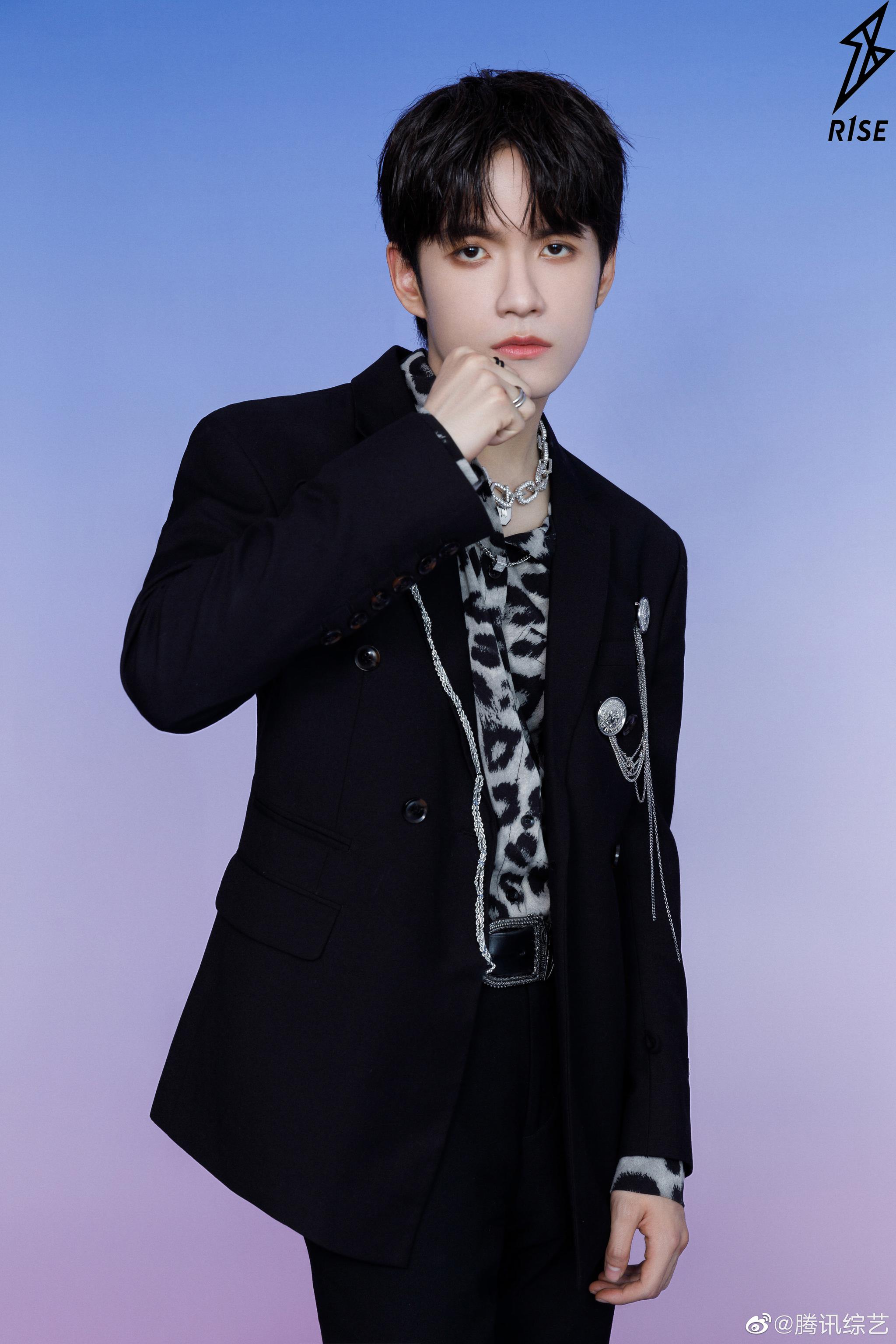 豹纹衬衫搭黑色西装……|r1se-张颜齐|张颜齐|黑色西装_新浪新闻