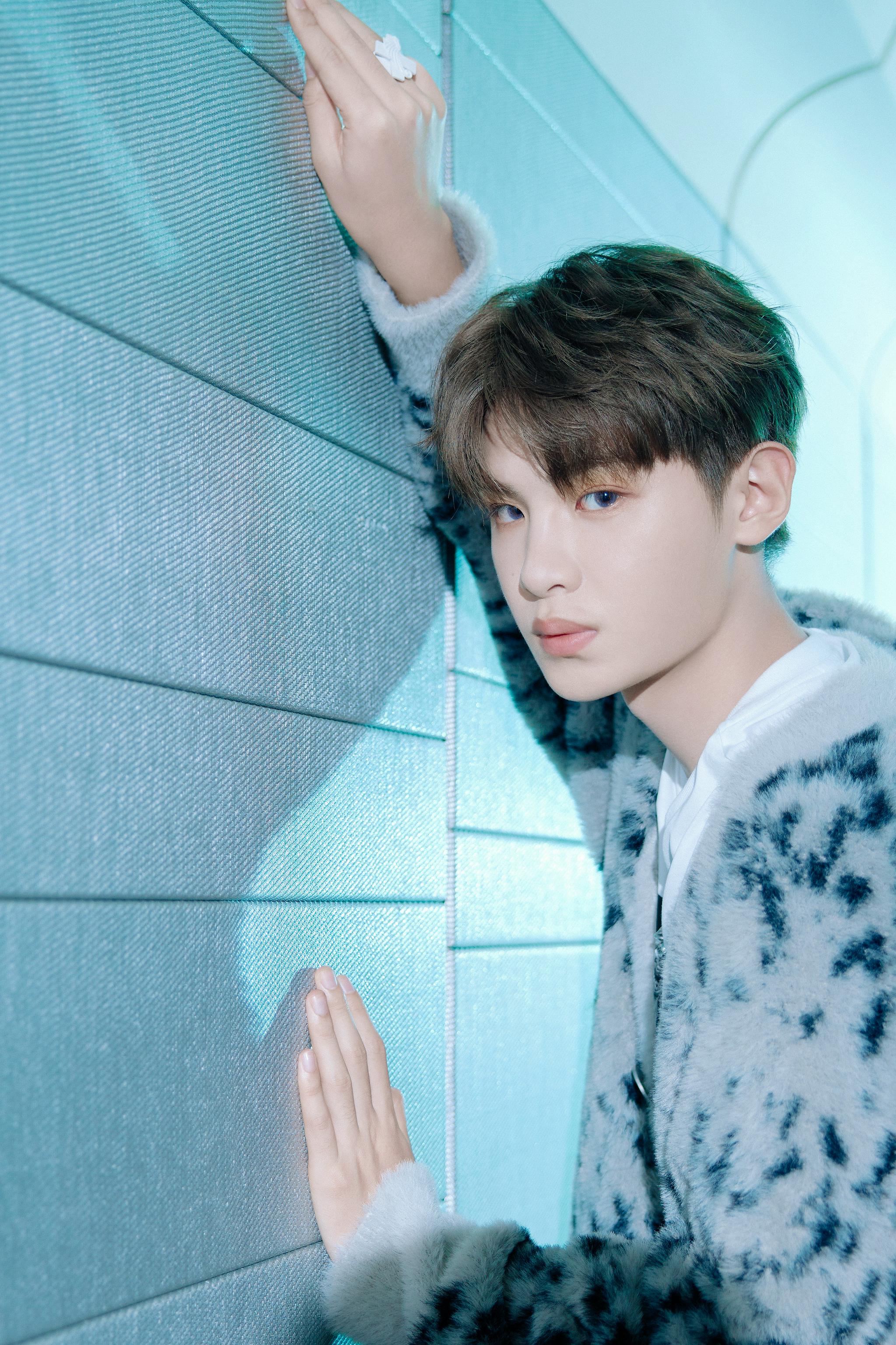 综艺造型图集,身穿masonprince x the god 外套内搭t恤……|黄明昊