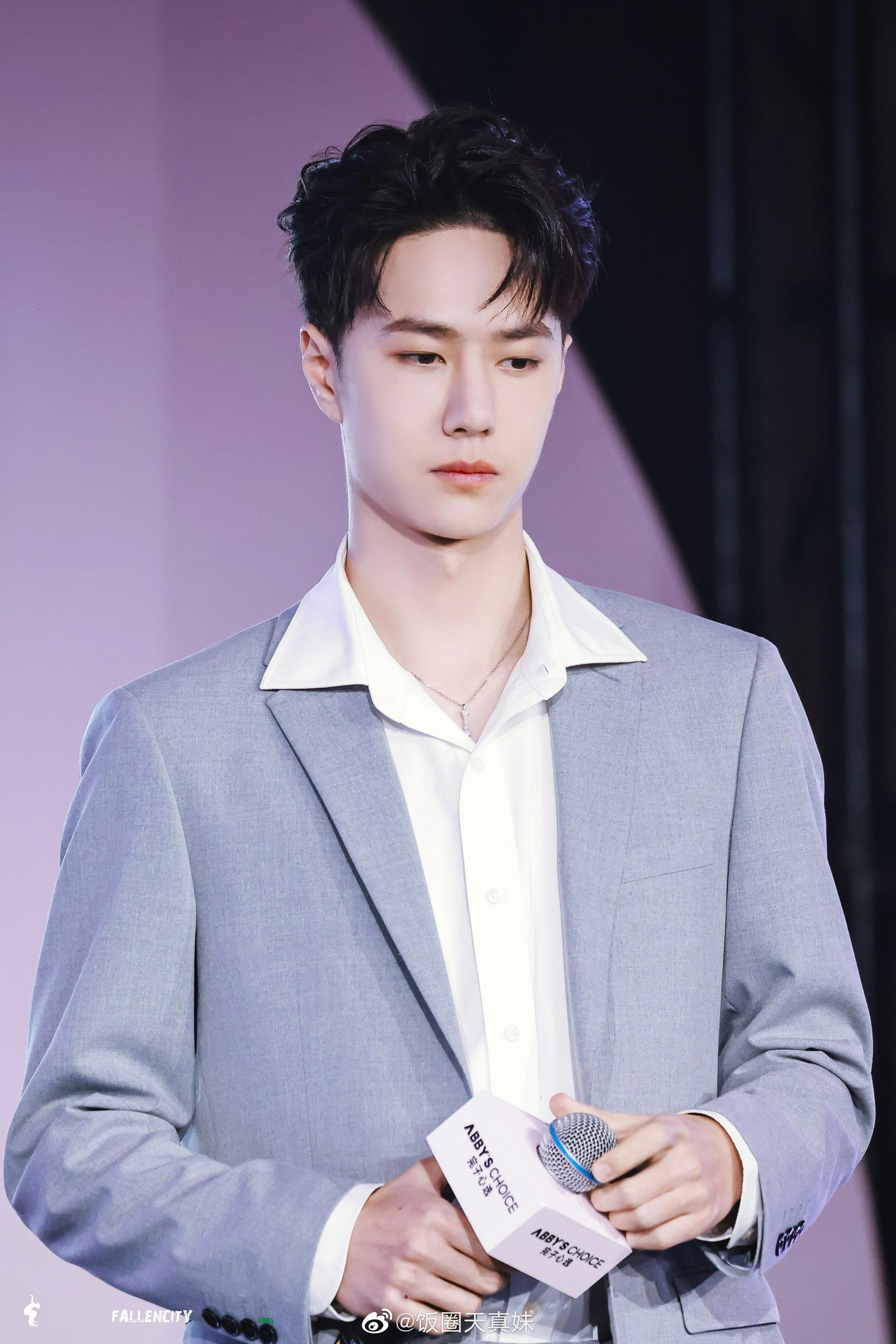 王一博今日活动饭拍,是穿着西装白衬衫认真做了造型的王一博……_高清