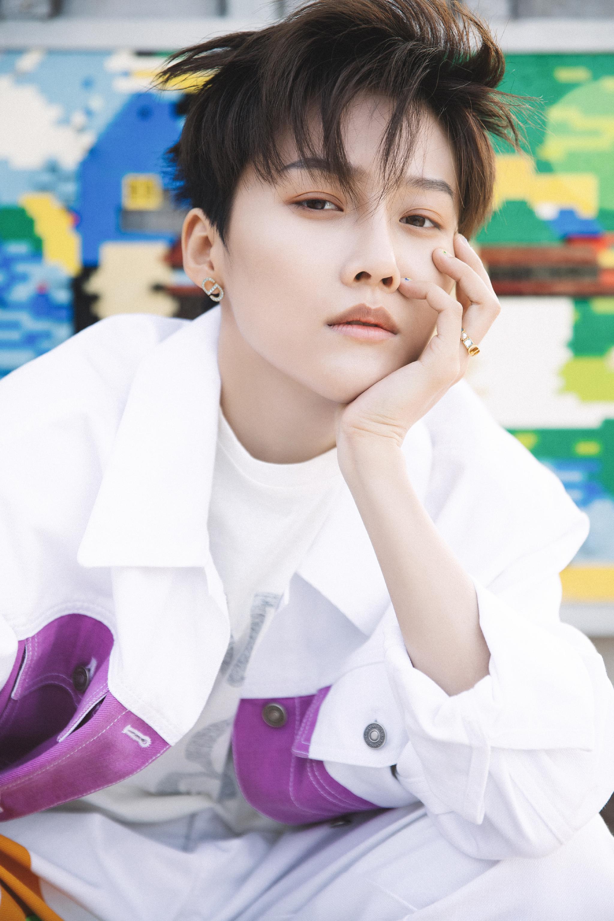 刘雨昕今晚直播造型清爽干净的雨昕一会见