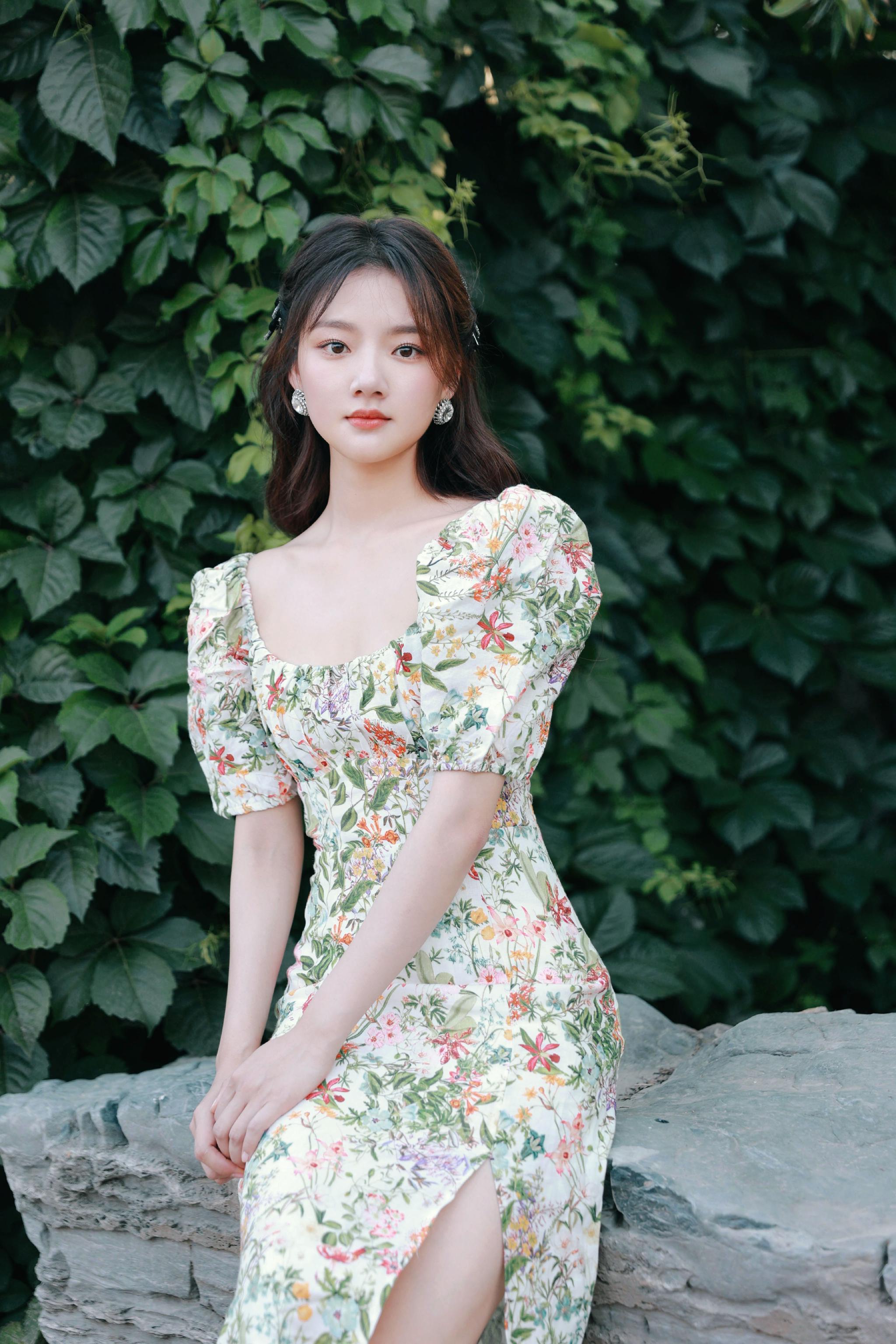 繁花盛放的初夏……|连衣裙|卢靖姗_新浪新闻