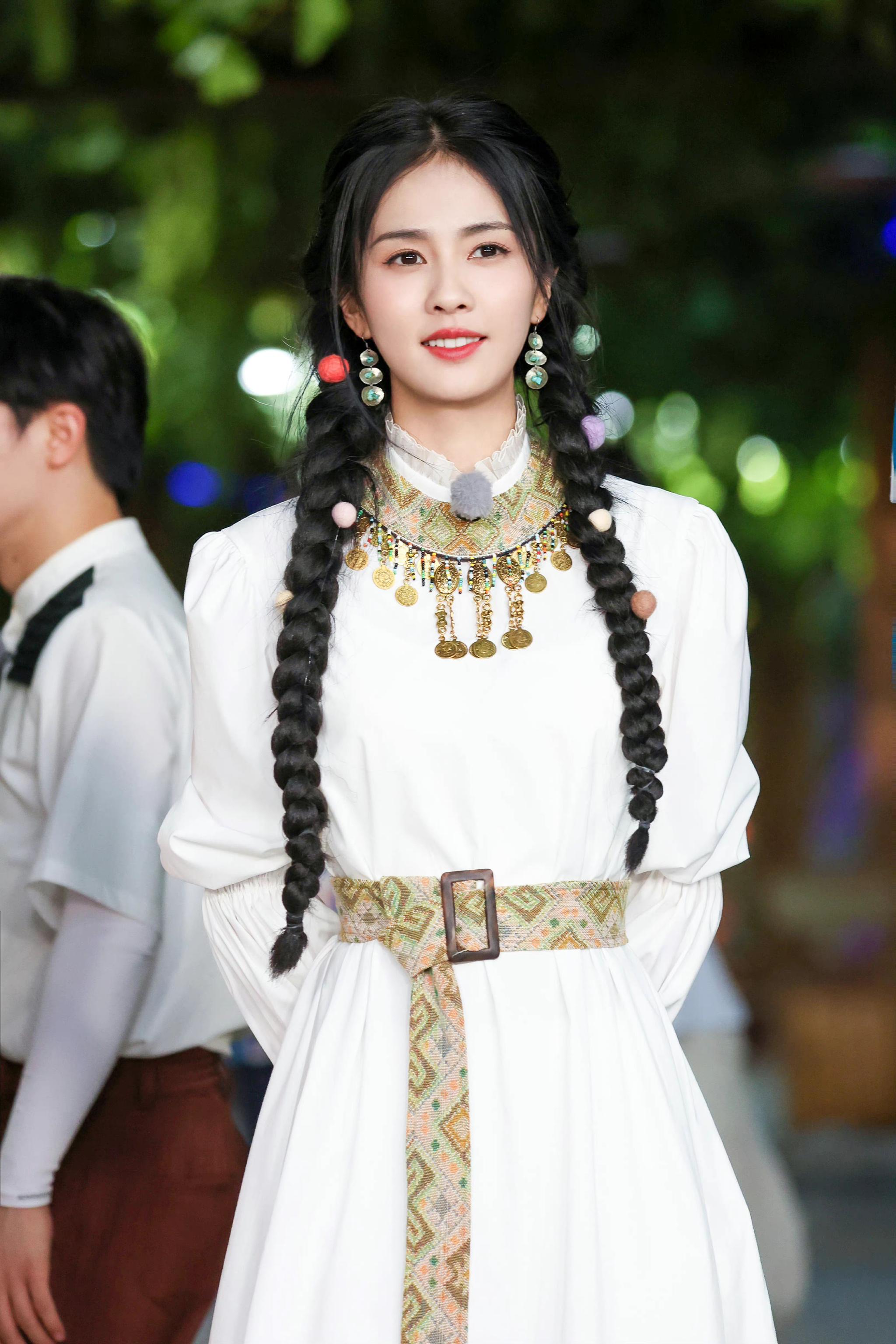 白鹿综艺里也贡献了好多美美的造型