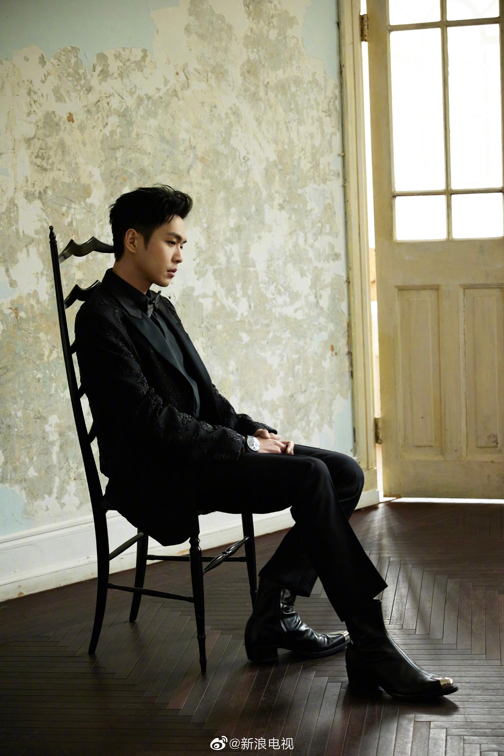 张若昀 微博之夜造型曝光,第一套穿黑色暗纹西装系领结,搭配同色系