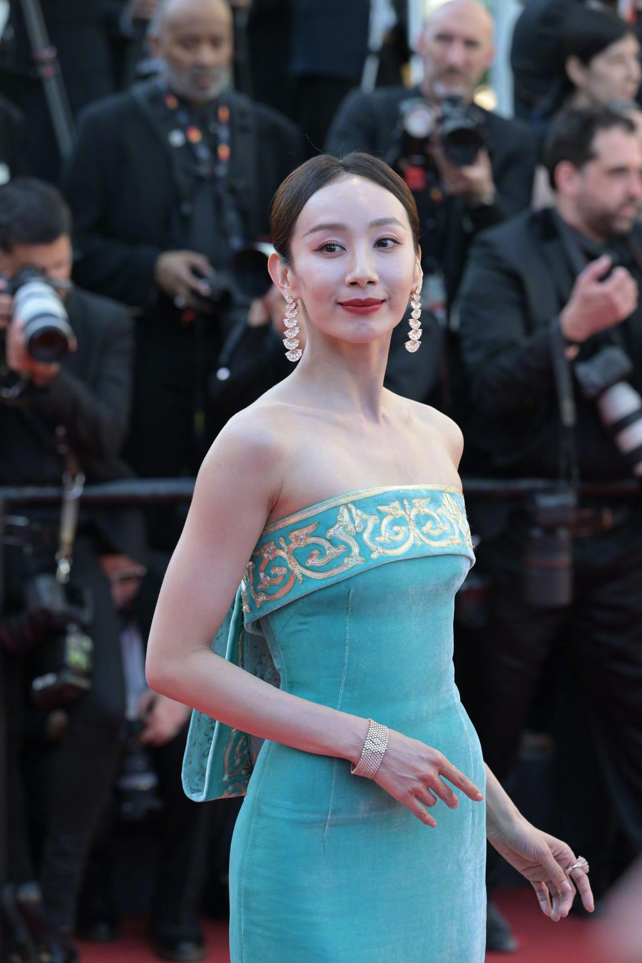 孟庆旸携青绿腰亮相戛纳红毯展现中国美学