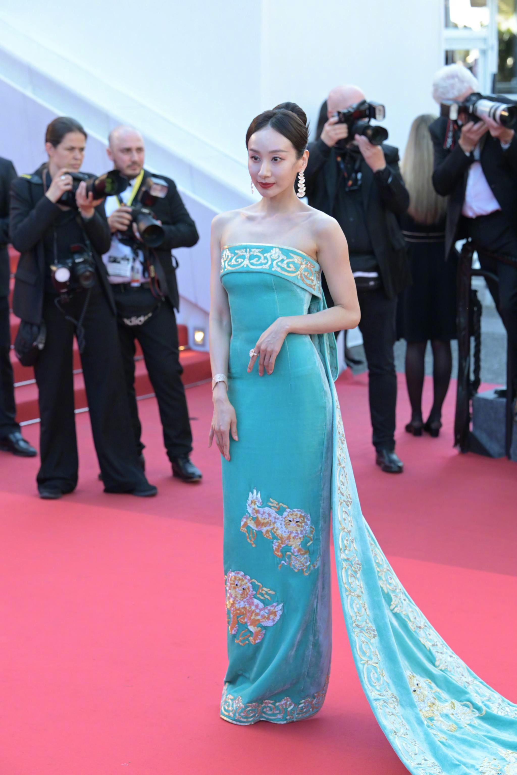 孟庆旸携青绿腰亮相戛纳红毯展现中国美学