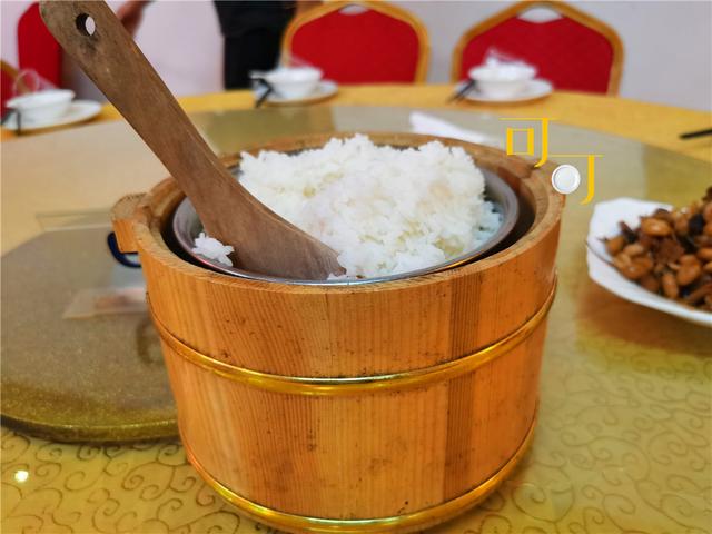 菜没上两个,一大桶米饭上来了,大家都有点饿,觉得有好胃口,所以每人先
