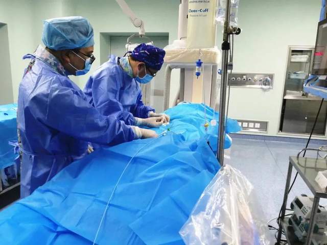 咸阳市第一人民医院李晓峰博士团队开展心脏大血管介入治疗