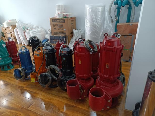 郑州暴雨过后,一些商店的抽水泵卖断货了