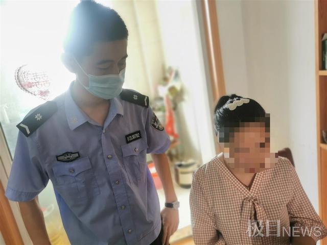 妈妈被假警察诈骗的紧要关头，孩子为真警察打开了房门