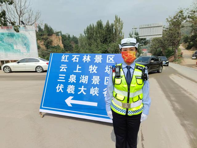 新密交警放弃国庆假期休息 全员上岗确保交通安全休闲区蓝鸢梦想 - Www.slyday.coM