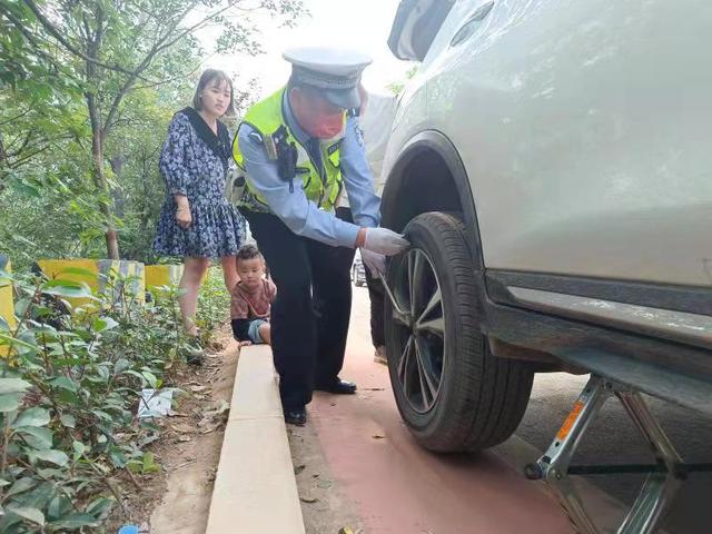 新密交警放弃国庆假期休息 全员上岗确保交通安全休闲区蓝鸢梦想 - Www.slyday.coM