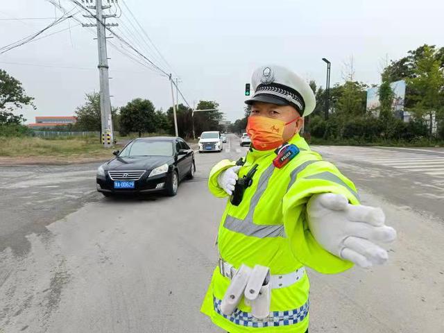 新密交警放弃国庆假期休息 全员上岗确保交通安全休闲区蓝鸢梦想 - Www.slyday.coM